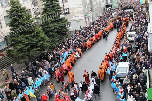 Багатотисячна процесія, під час якої несли 80-кг хрест пройшла вулицями Тернополя.(ФОТО,ВІДЕО)
